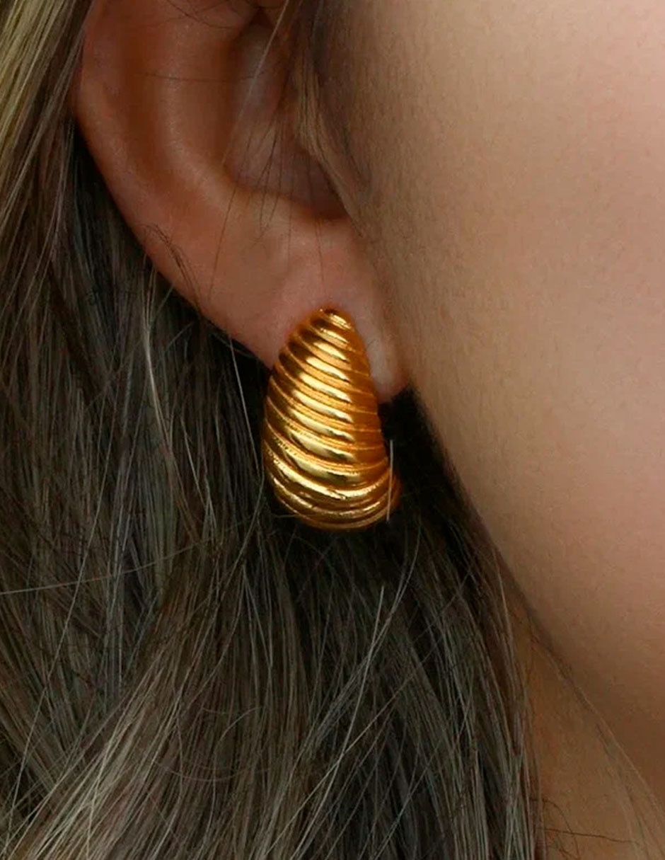 Aretes Universal Classic Collection con acabado chapa de oro 2