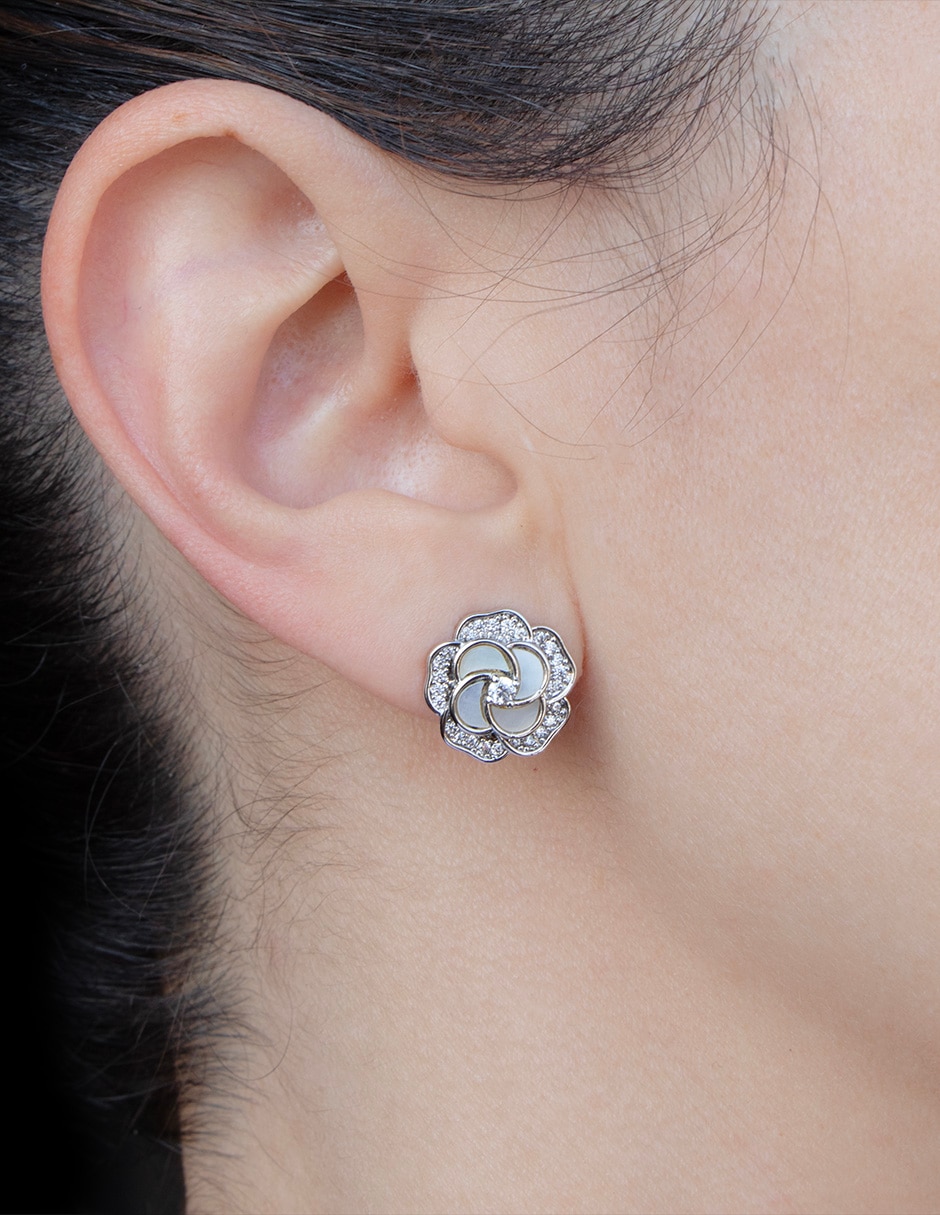 Broqueles de flor Camelia con acabado pavé madre perla 4