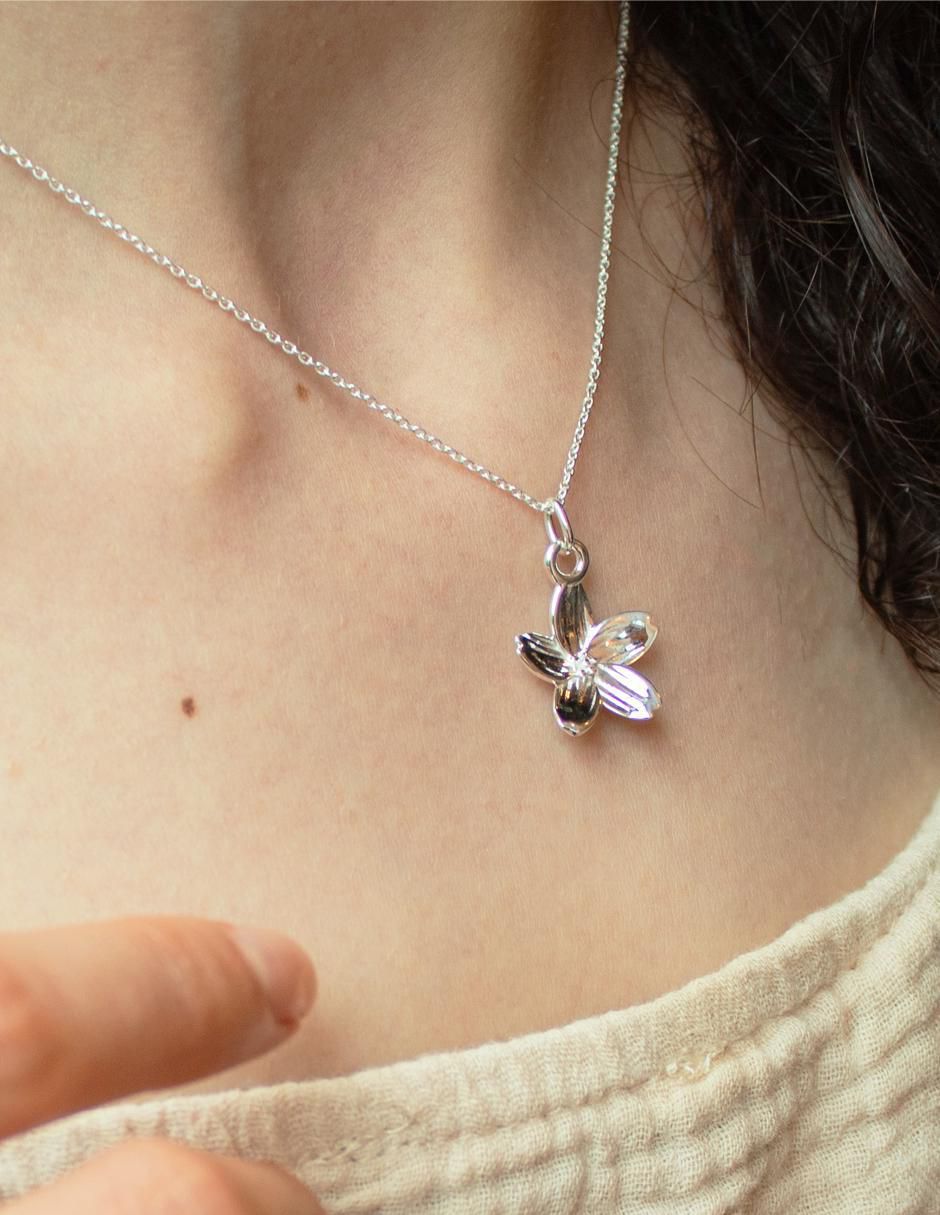 Collar con dije de flor de plata P 925 3
