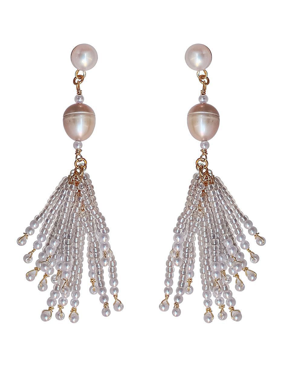 Aretes de borla con acabado chapa de oro perla Aretes de borla con acabado chapa de oro perla