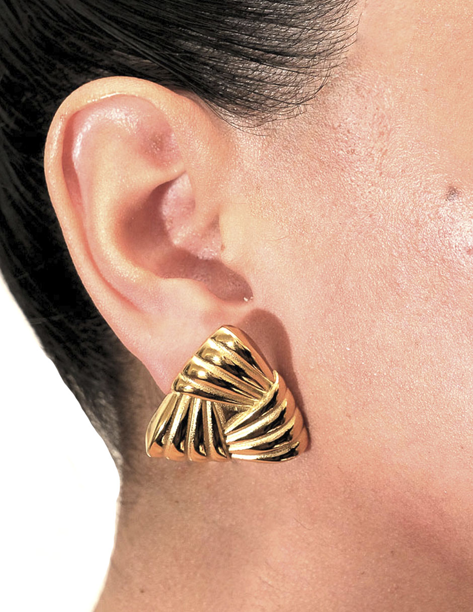 Aretes de triángulo Universal con acabado chapa de oro 4