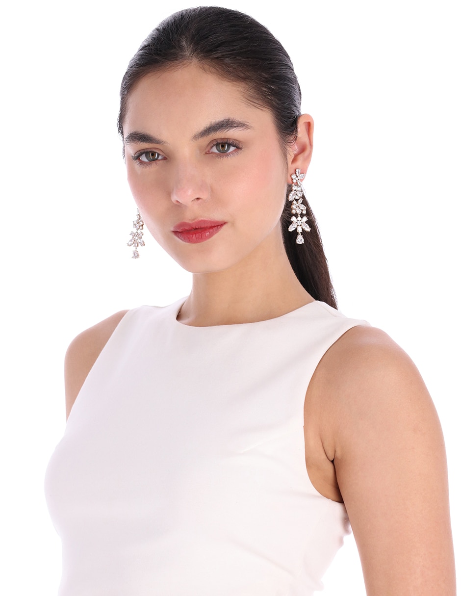 Aretes largos Dazzling Haze Gold con acabado pavé cristal 3