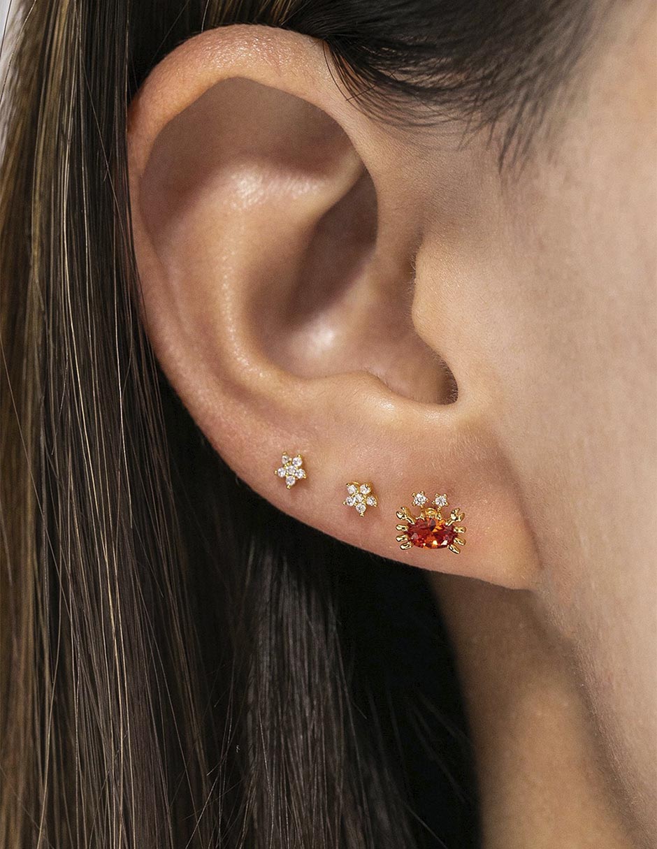 Aretes cortos de cangrejo 18 k con acabado chapa de oro 3