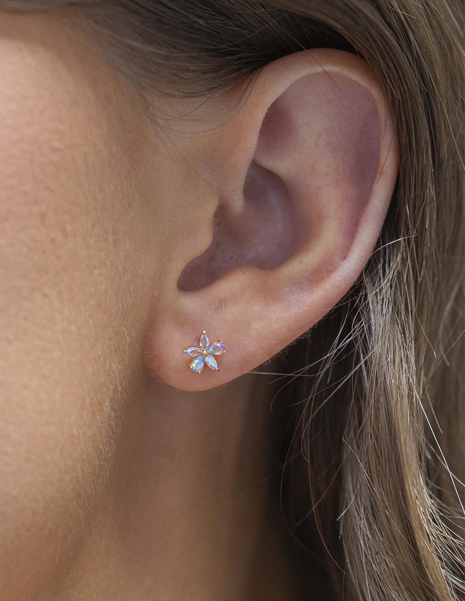 Aretes huggies de flor Gardenia 18 k con acabado chapa de oro zirconia cúbica 3