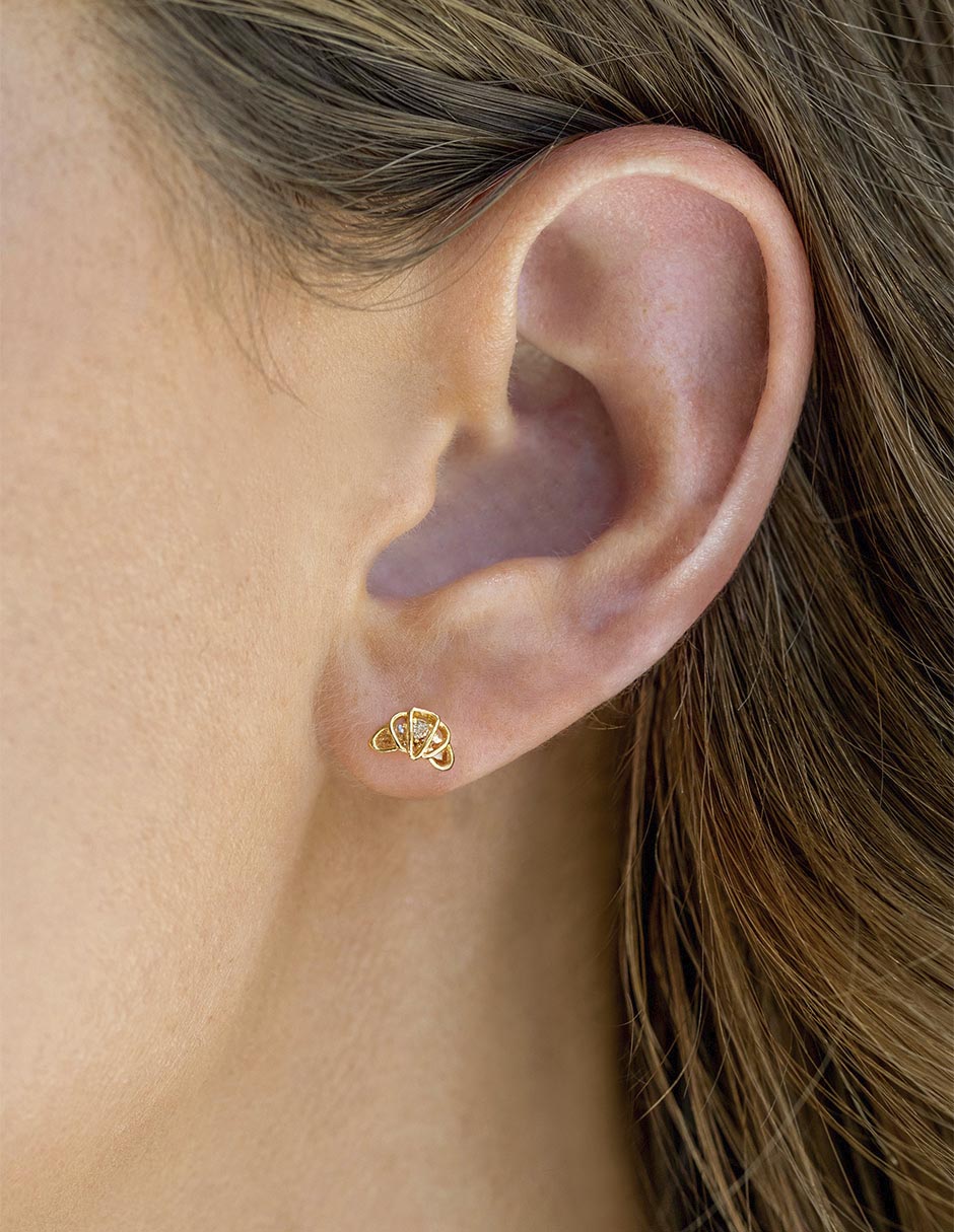 Aretes cortos de croissant 18 k con acabado chapa de oro 2