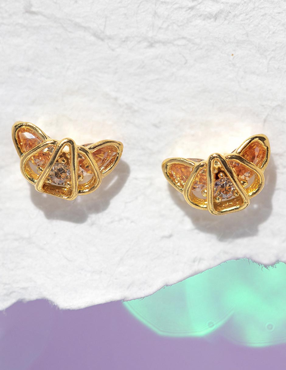 Aretes cortos de croissant 18 k con acabado chapa de oro 3