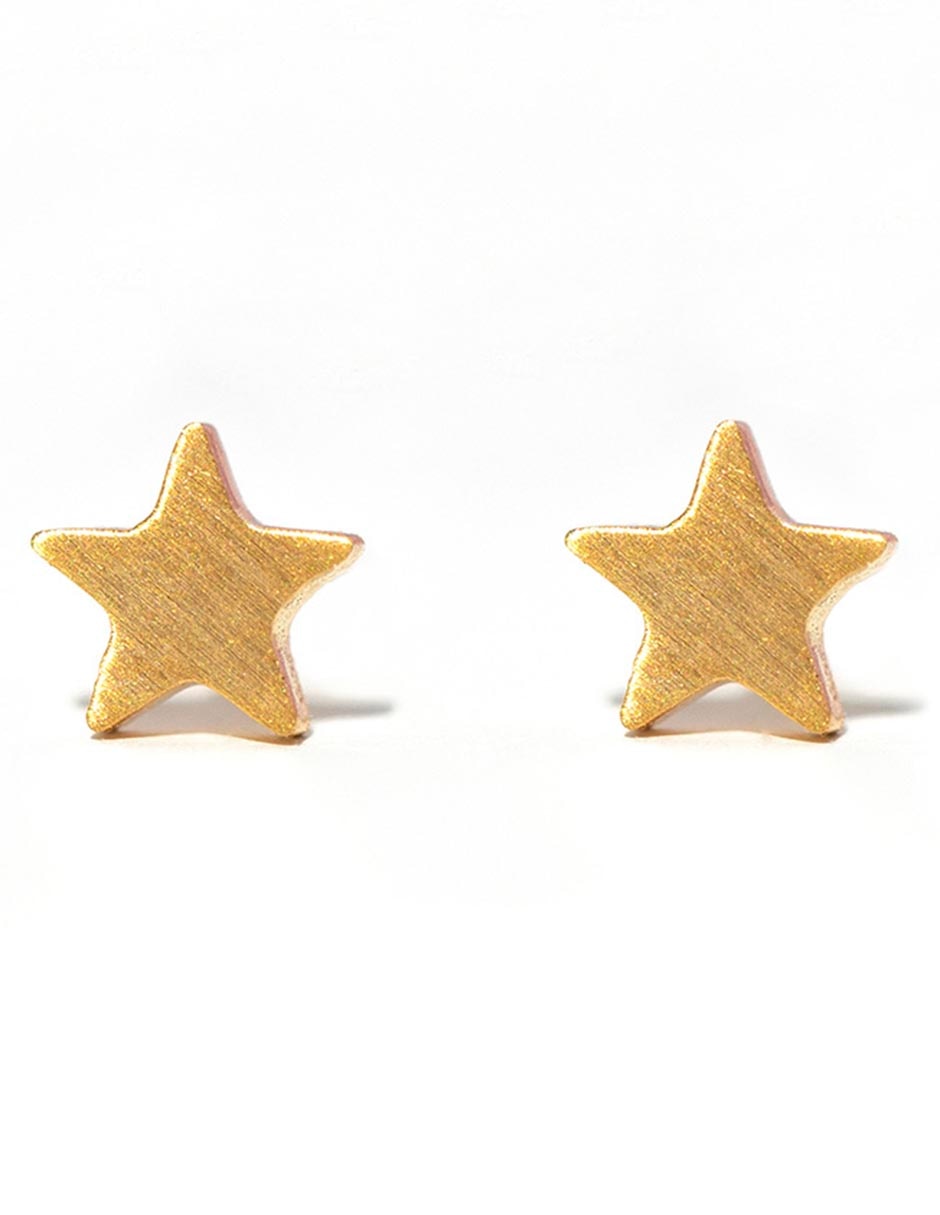 Aretes cortos de estrella 18 k con acabado chapa de oro
