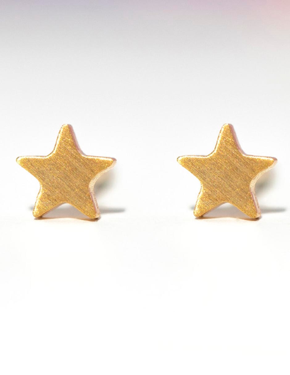 Aretes cortos de estrella 18 k con acabado chapa de oro 2