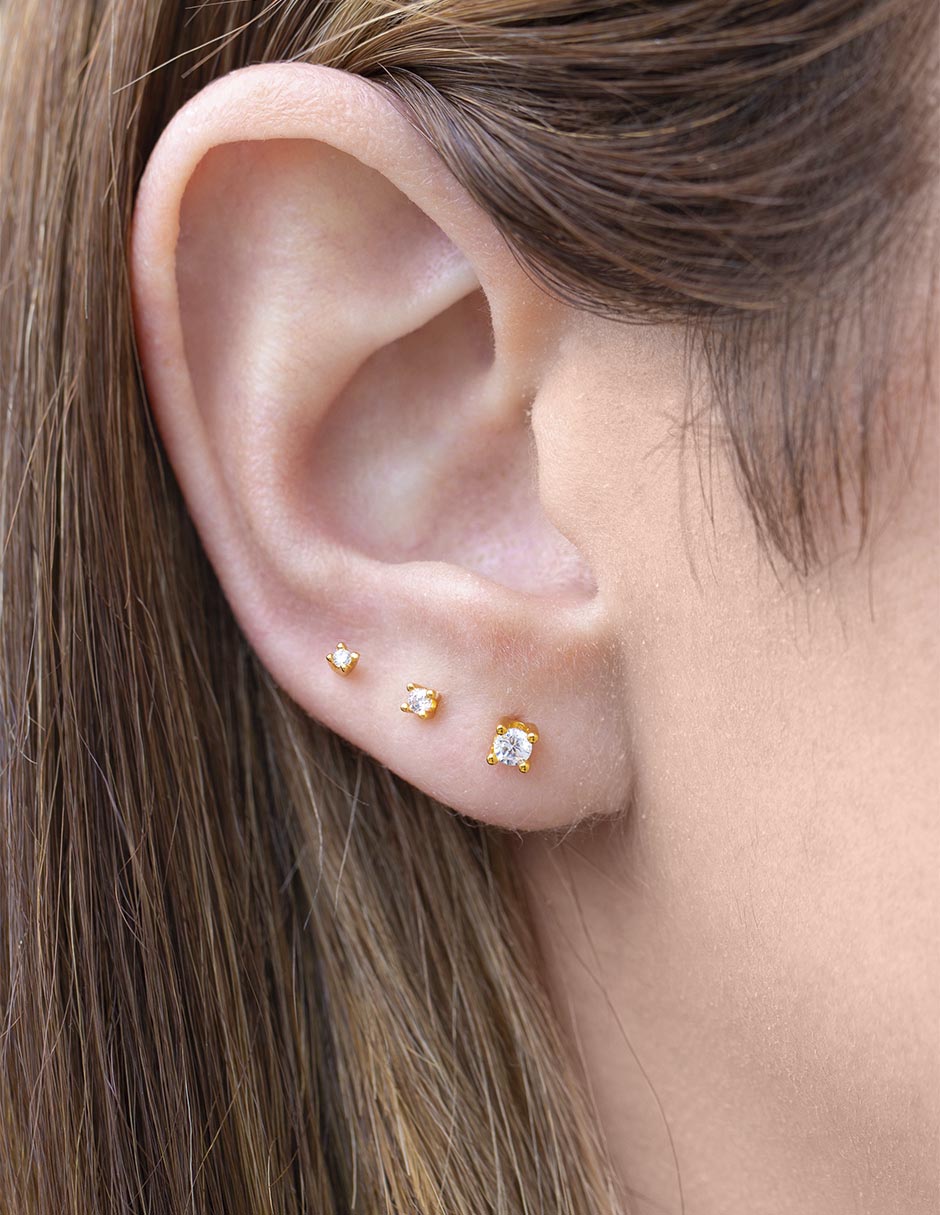 Aretes huggies Classic Radiance 18 k con acabado chapa de oro zirconia cúbica 3