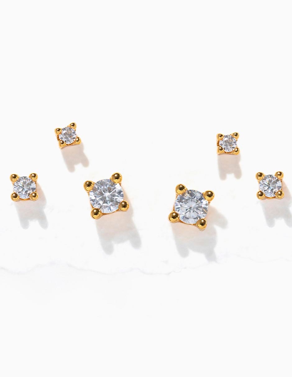 Aretes huggies Classic Radiance 18 k con acabado chapa de oro zirconia cúbica 4
