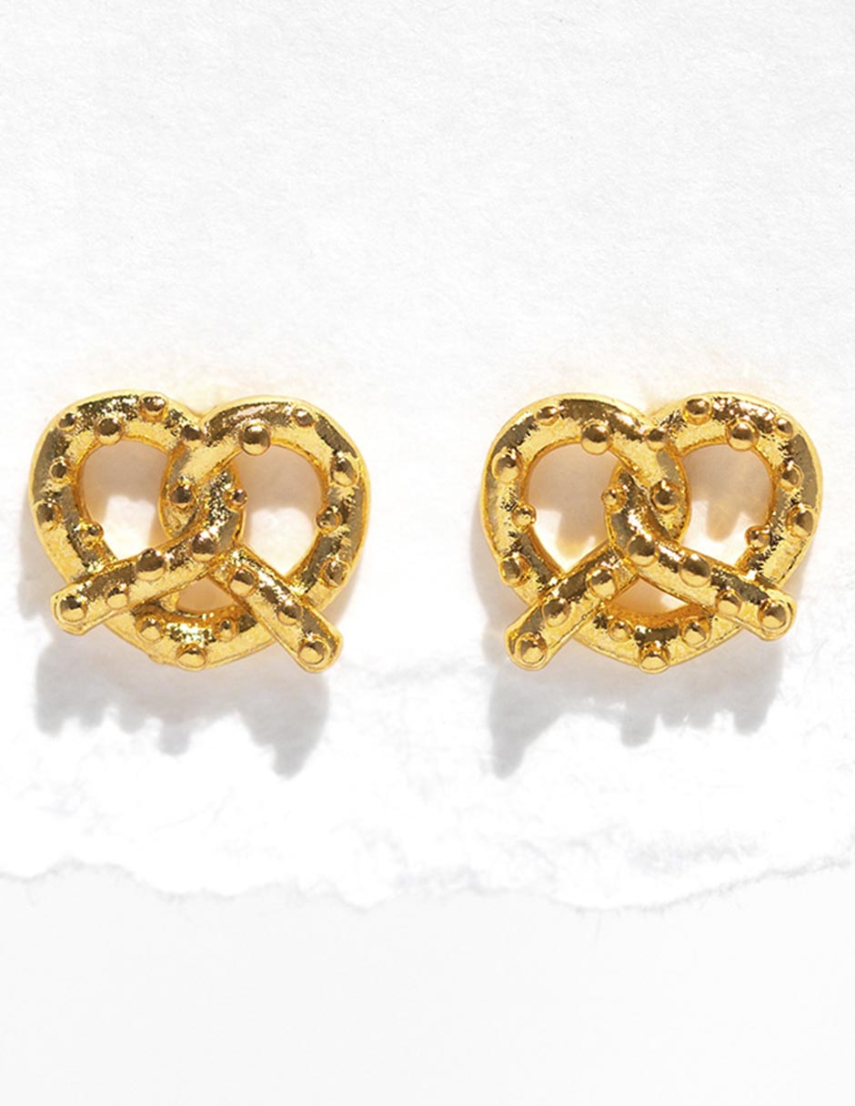 Aretes huggies de pretzel Knot Your Average 18 k con acabado chapa de oro zirconia cúbica 2
