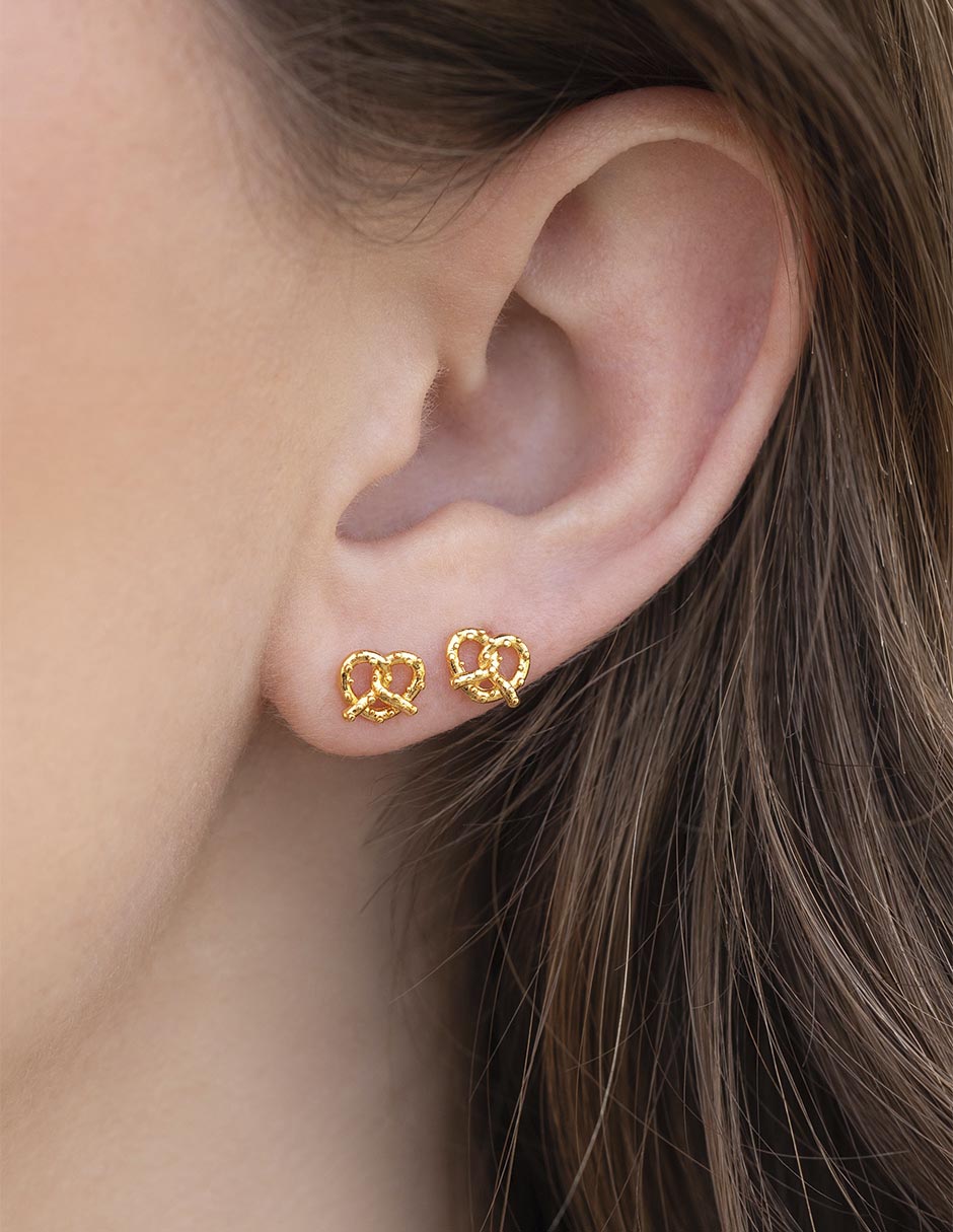 Aretes huggies de pretzel Knot Your Average 18 k con acabado chapa de oro zirconia cúbica 3