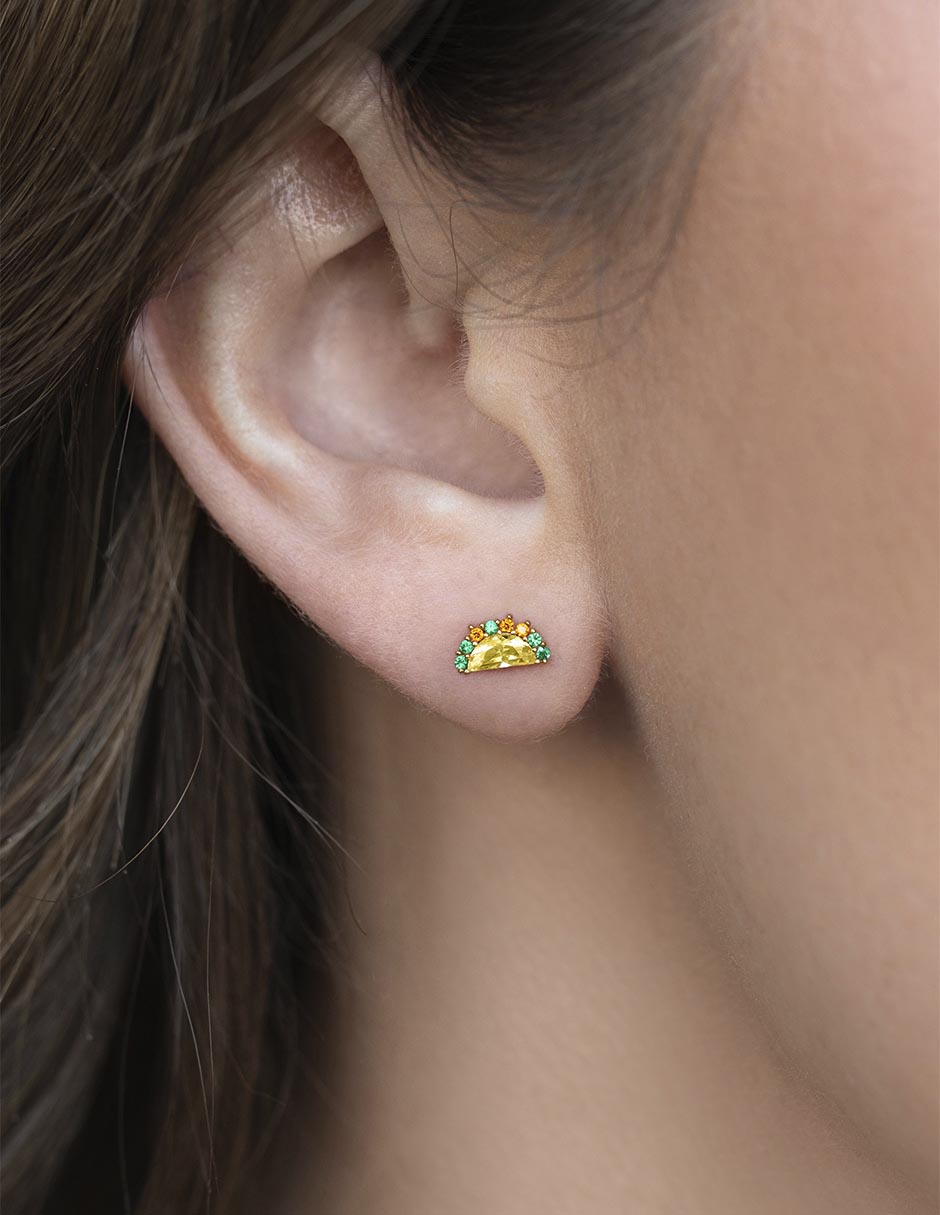 Aretes cortos de taco 18 k con acabado chapa de oro zirconia 2
