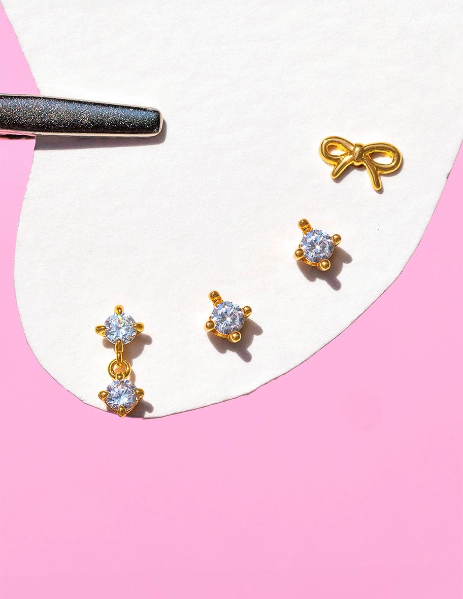 Aretes huggies de moño Lil Bow 18 k con acabado chapa de oro zirconia cúbica 2