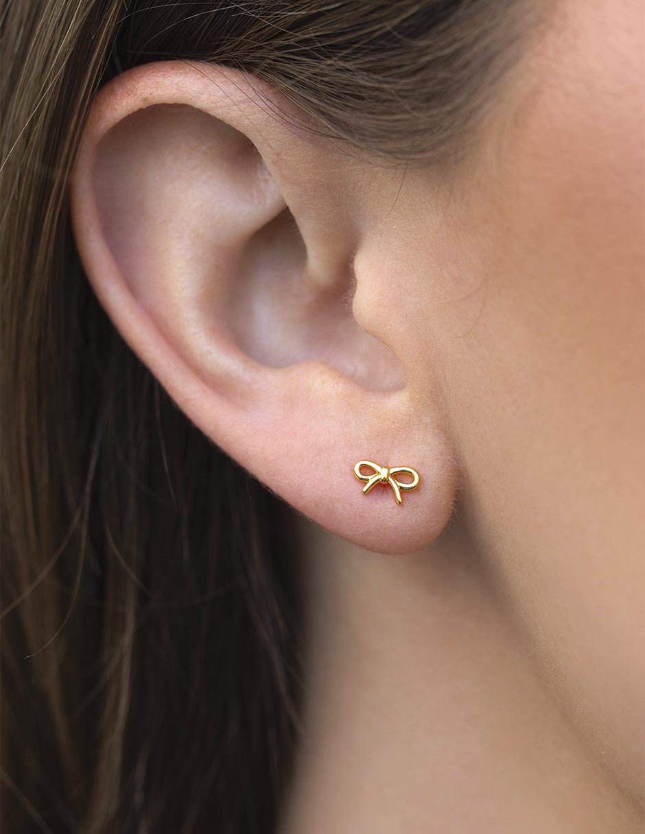 Aretes huggies de moño Lil Bow 18 k con acabado chapa de oro zirconia cúbica 3