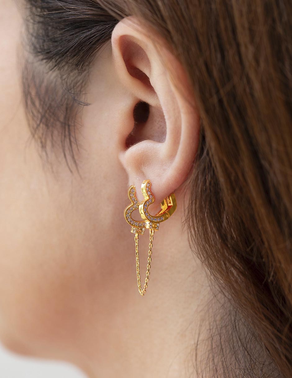 Arete largo de corazón Lover Locked 18 k con acabado chapa de oro zirconica cúbica 4