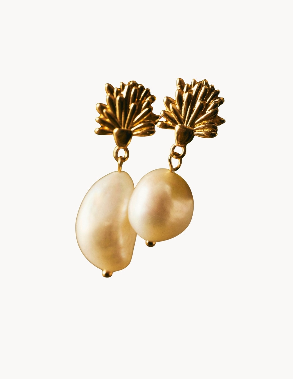 Aretes largos de perla Jiaoren con acabado baño de oro 18 K Aretes largos de perla Jiaoren con acabado baño de oro 18 K