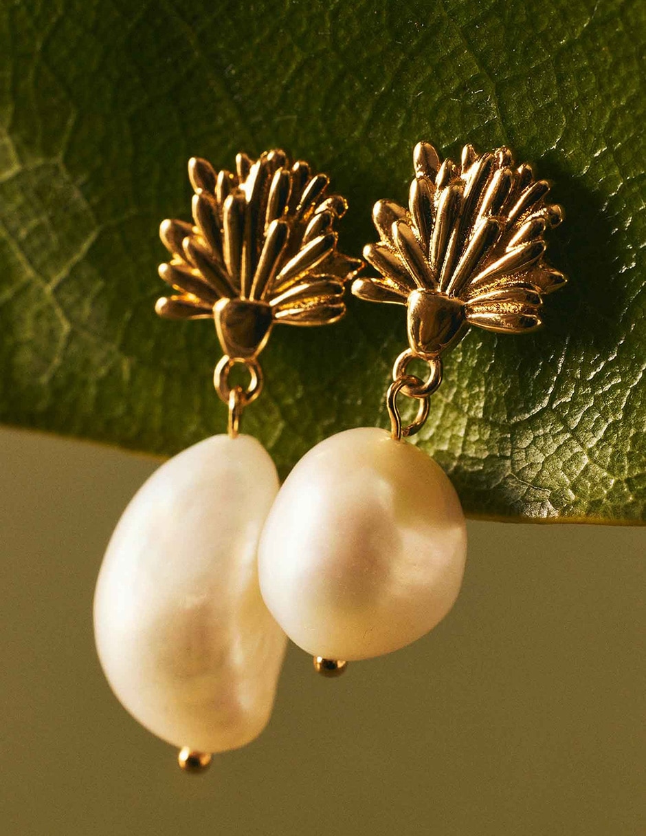 Aretes largos de perla Jiaoren con acabado baño de oro 18 K 2