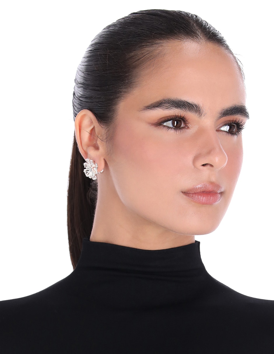 Aretes cortos de flor Winter Sky con acabado plateado 3