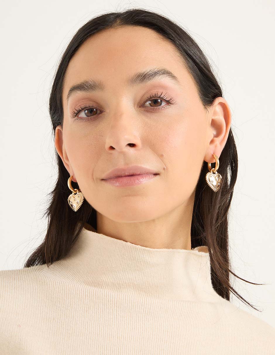 Aretes de corazón con acabado brillante 4