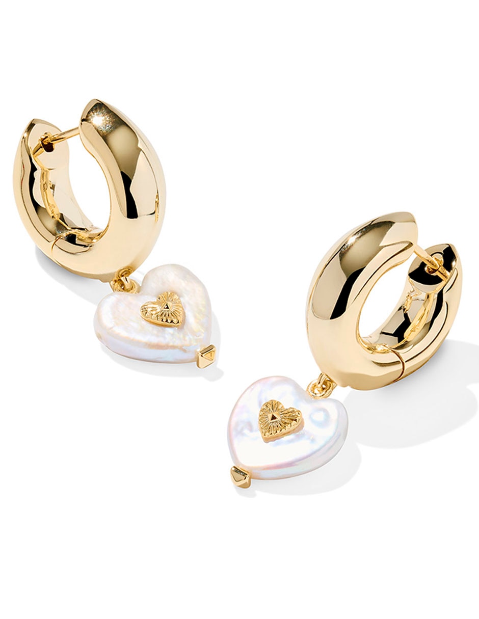 Aretes cortos de corazón Sasha 14 K con acabado baño de oro Perla