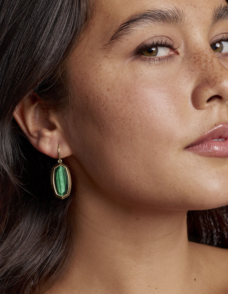 Aretes cortos rectangulares de oro 14 K con acabado brillante 2