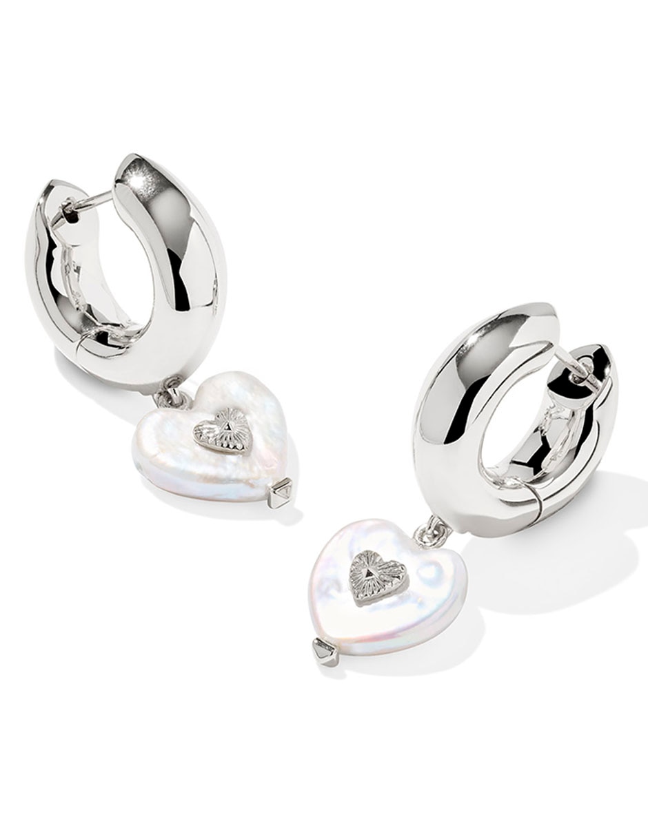 Aretes cortos de corazón con acabado baño rodio perla