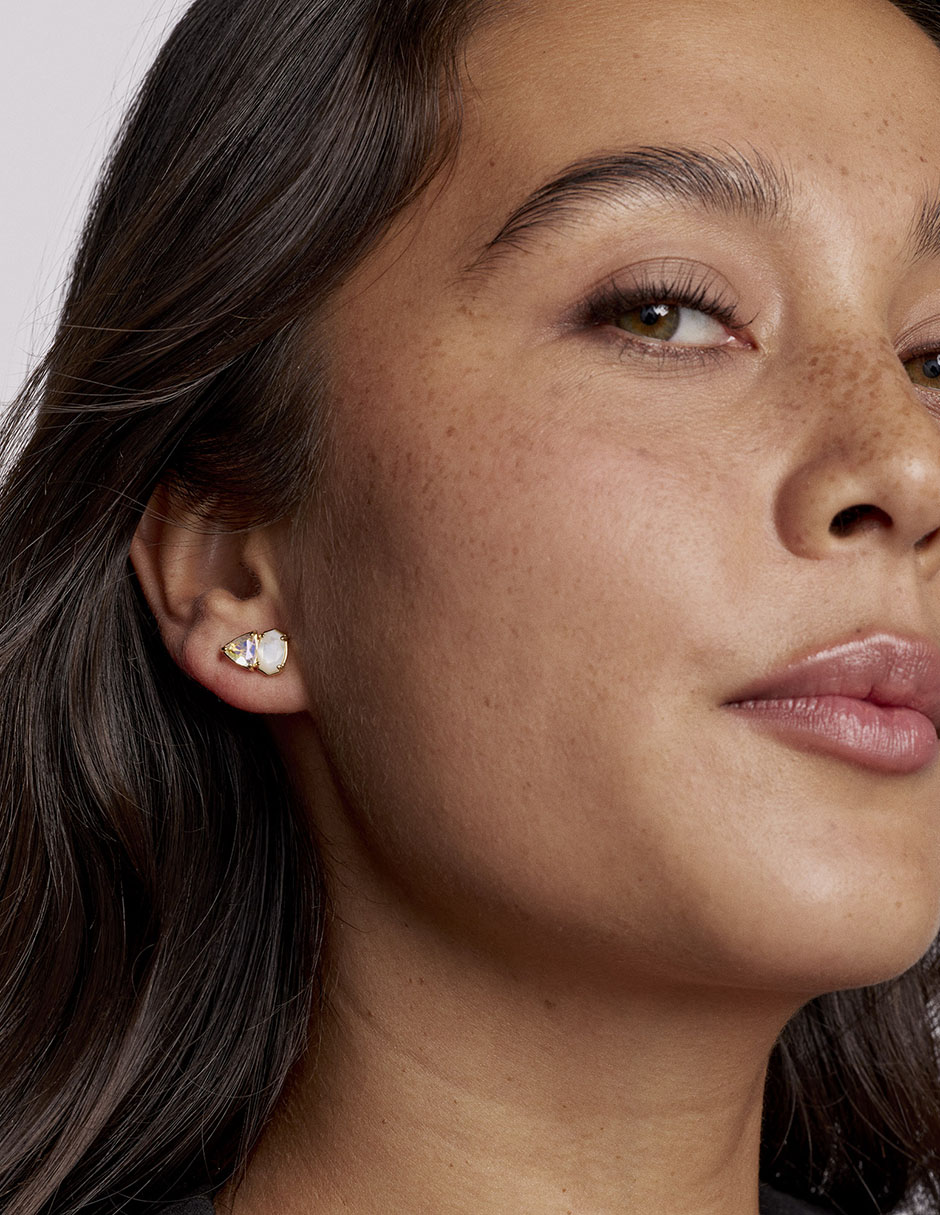 Aretes cortos Kendra Scott Tatum con acabado baño de oro 14 K perla de cristal