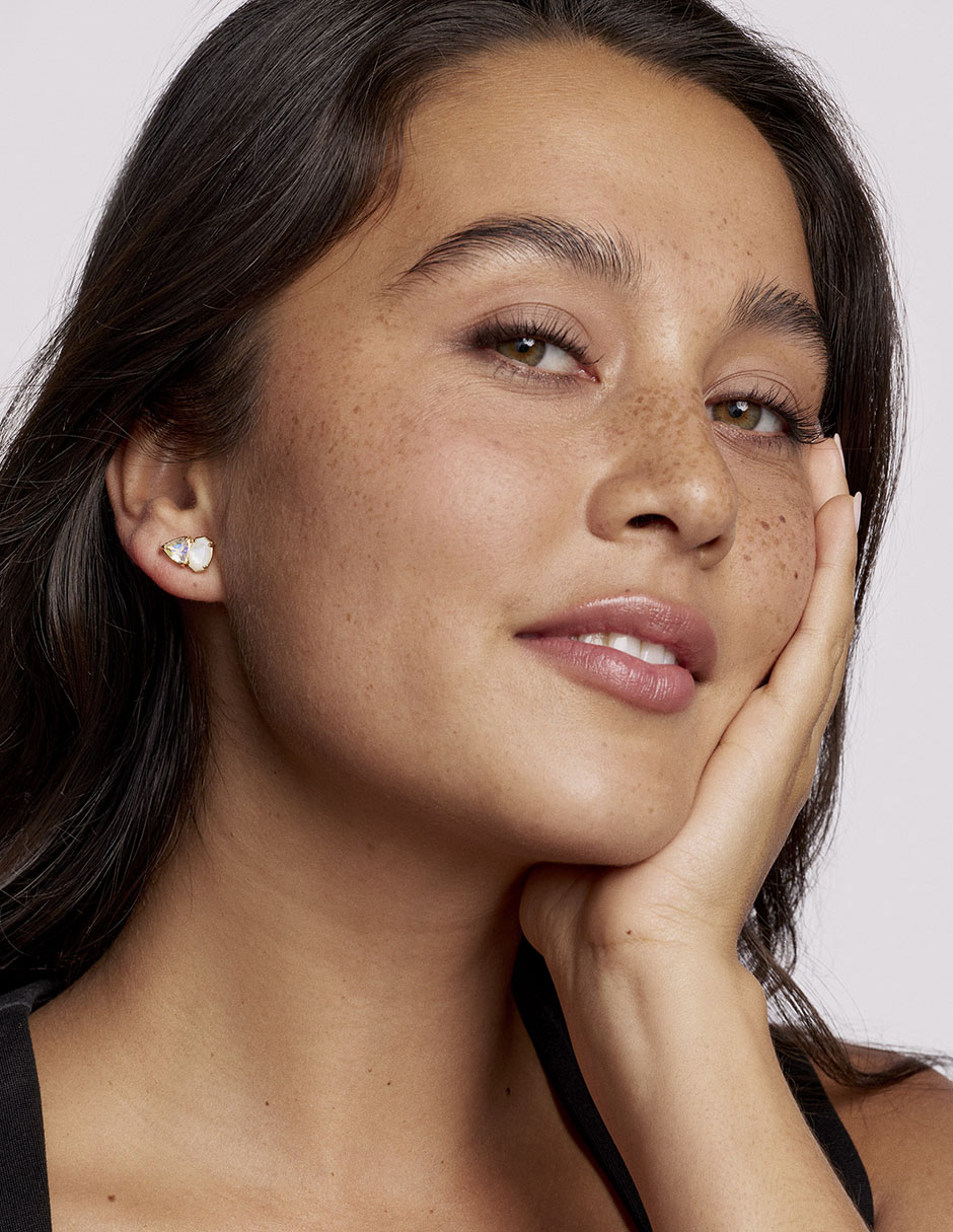 Aretes cortos Kendra Scott Tatum con acabado baño de oro 14 K perla de cristal