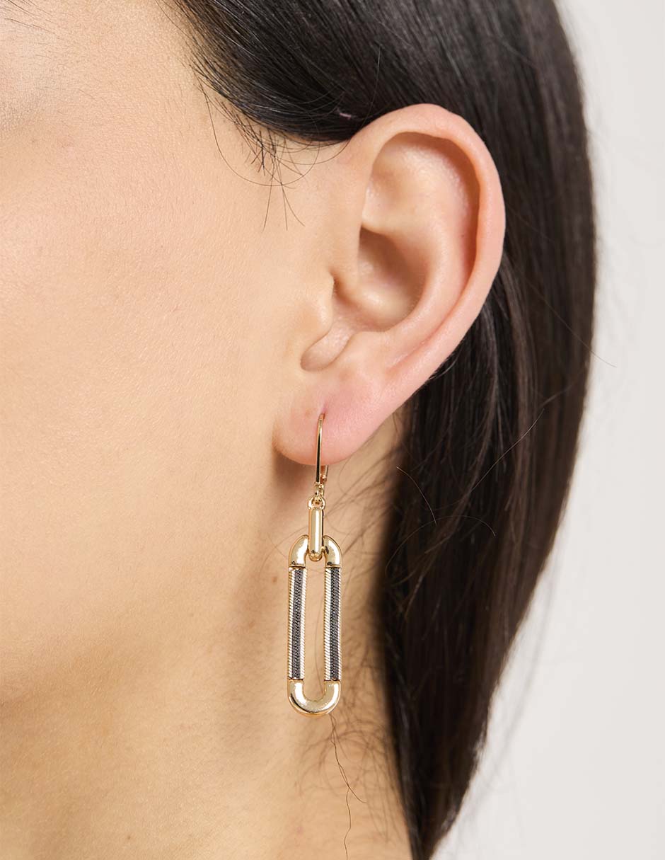 Aretes cortos ovalados con acabado brillante 4