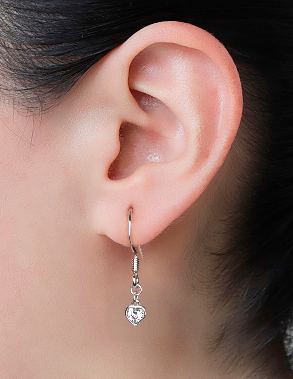 Aretes cortos de corazón con acabado baño rodio zirconia 4