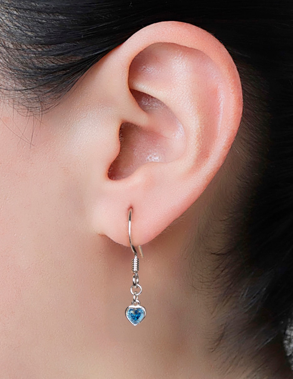 Aretes cortos de corazón Charms con acabado baño rodio zirconia cúbica 4