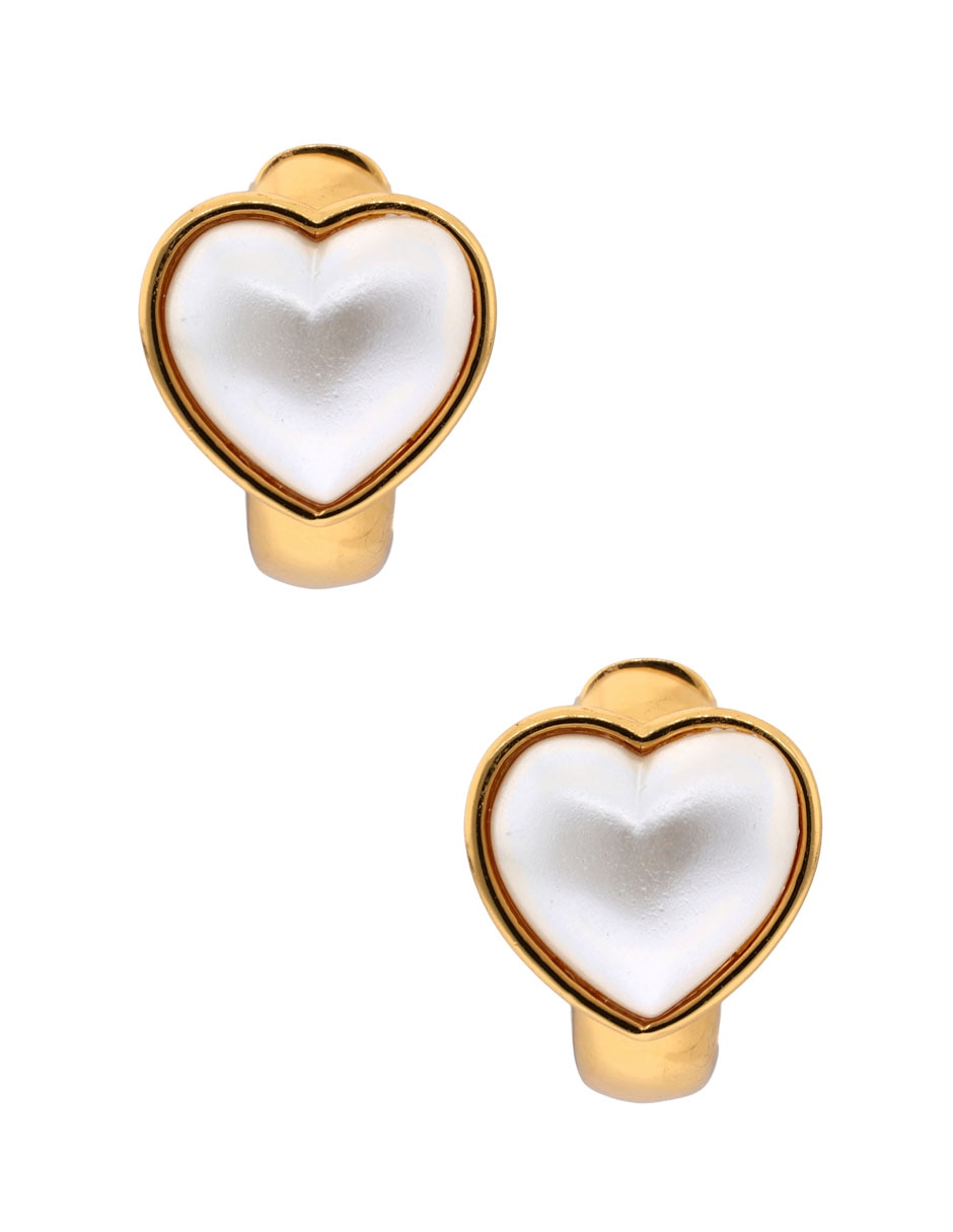 Aretes huggies de corazón con acabado brillante perla de acrílico