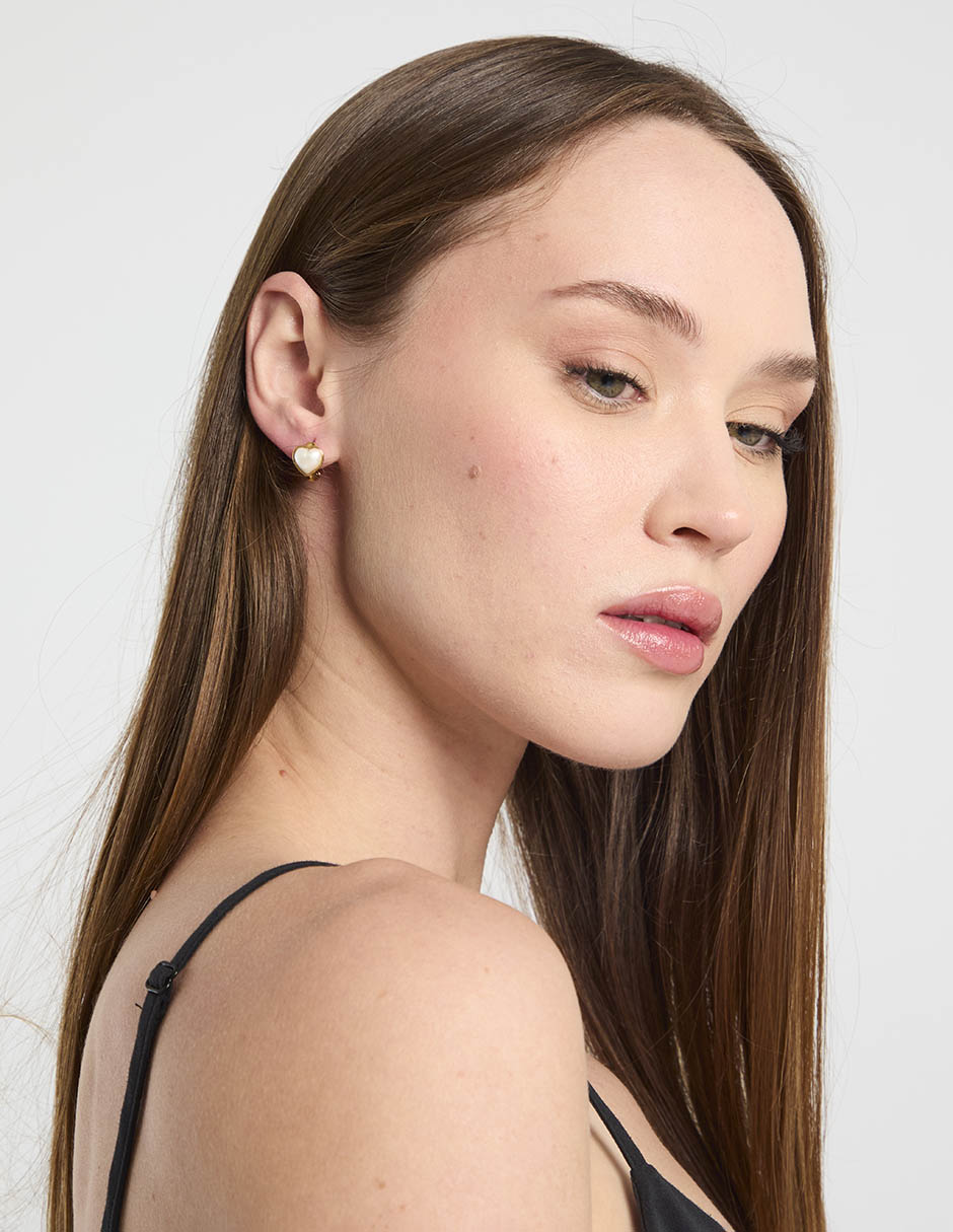Aretes huggies de corazón con acabado brillante perla de acrílico 4