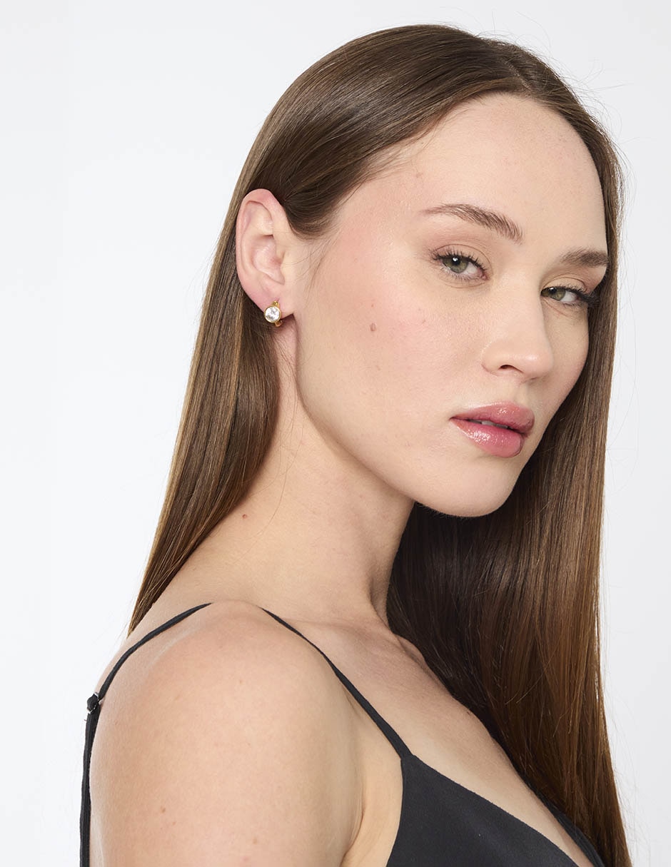 Aretes huggies redondos con acabado pavé zirconia 4