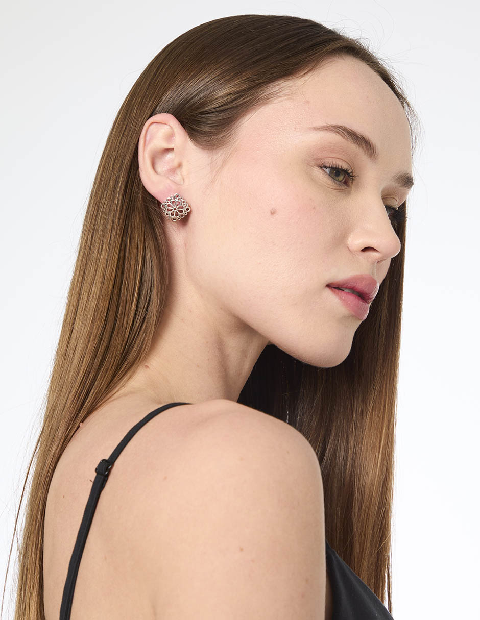 Aretes cortos de flor con acabado brillante 4