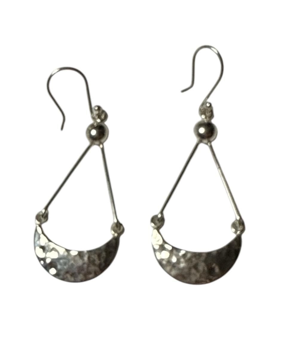 Aretes largos de luna de plata P 925 con acabado martillado Aretes largos de luna de plata P 925 con acabado martillado