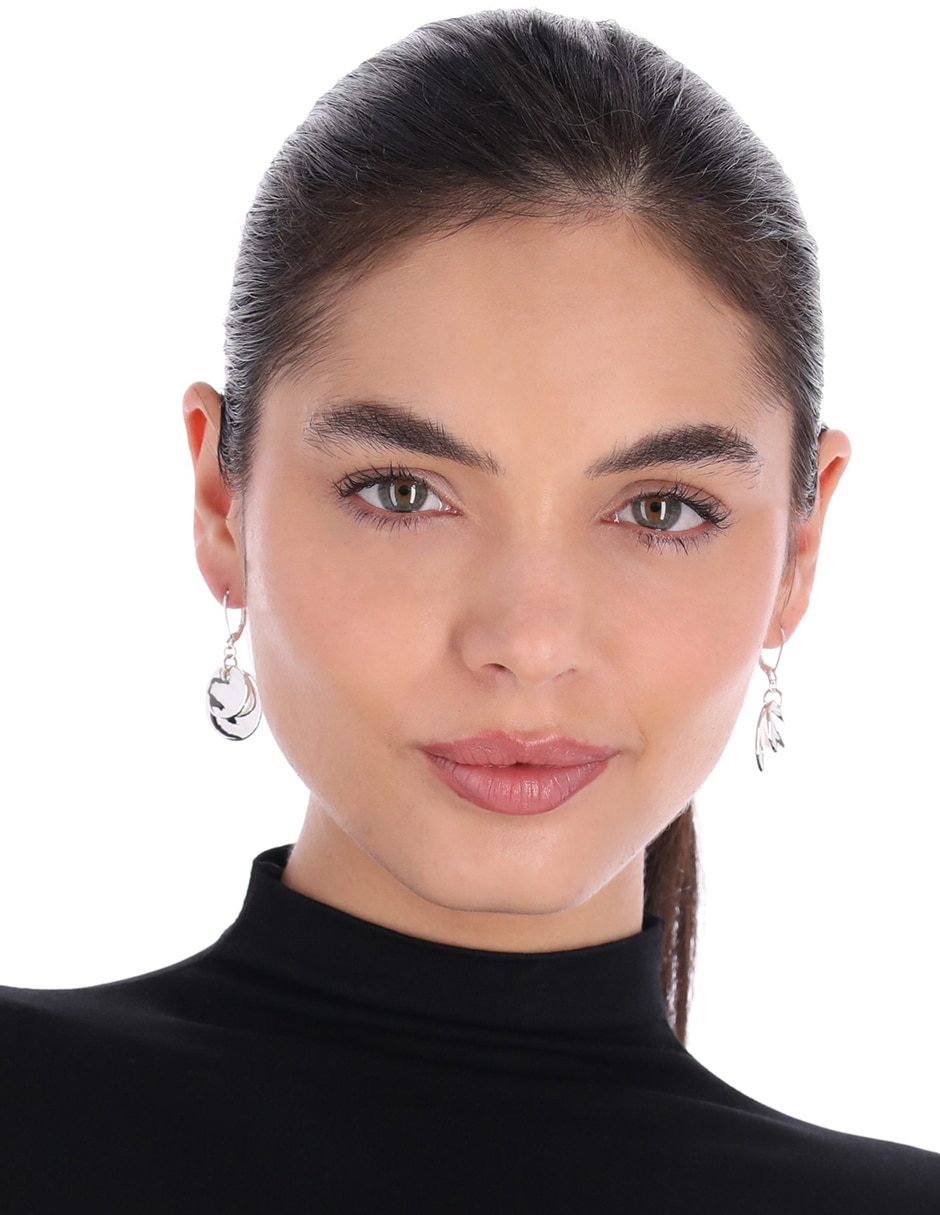 Aretes largos con acabado brillante 3