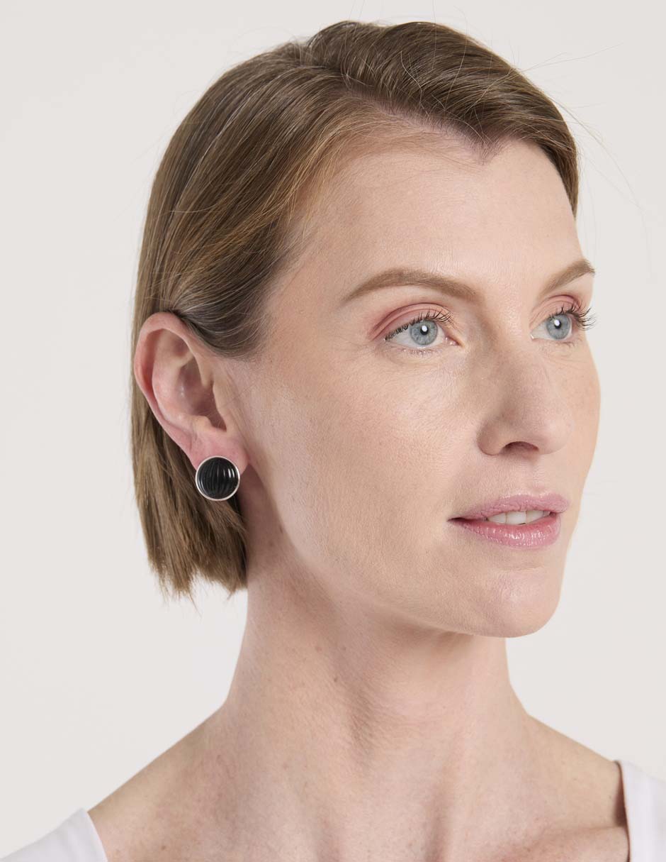 Aretes cortos Midnight Beads con acabado brillante 4