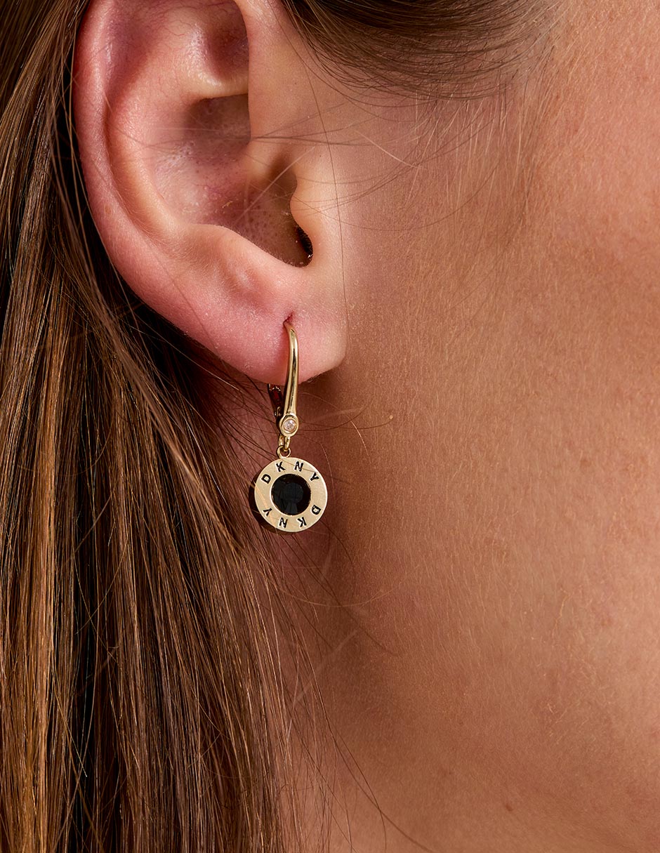 Aretes cortos Rivet con acabado brillante 4