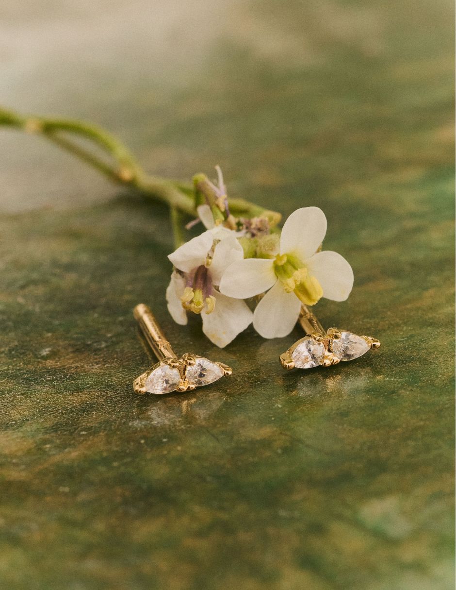 Arete corto Olivia Wild de oro 18k con acabado brillante 2
