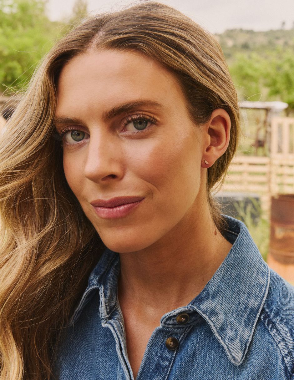 Arete corto Olivia Wild de oro 18k con acabado brillante 4