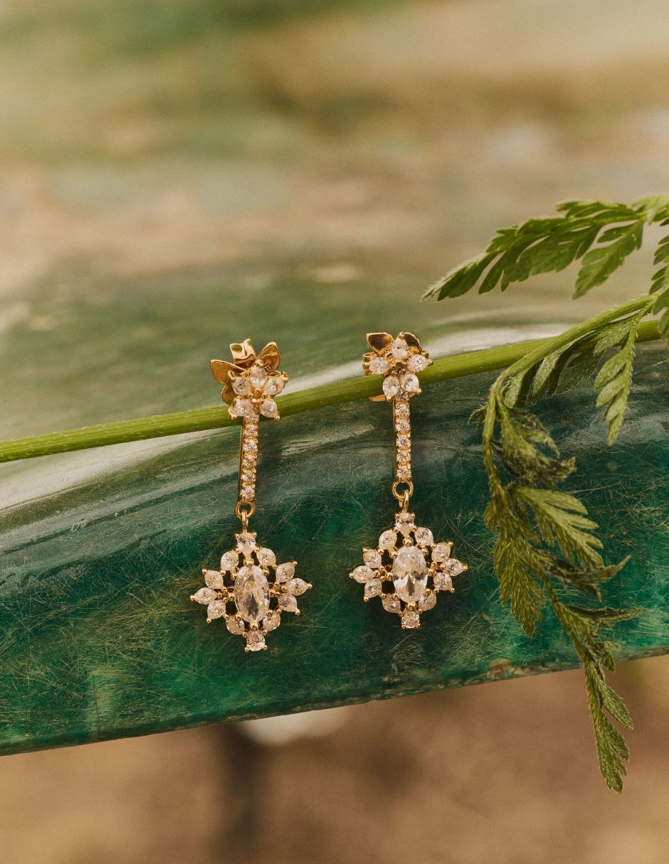 Aretes largos de flor Fairy Tail Olivia Wild con acabado baño de oro de 18 k circonita 3