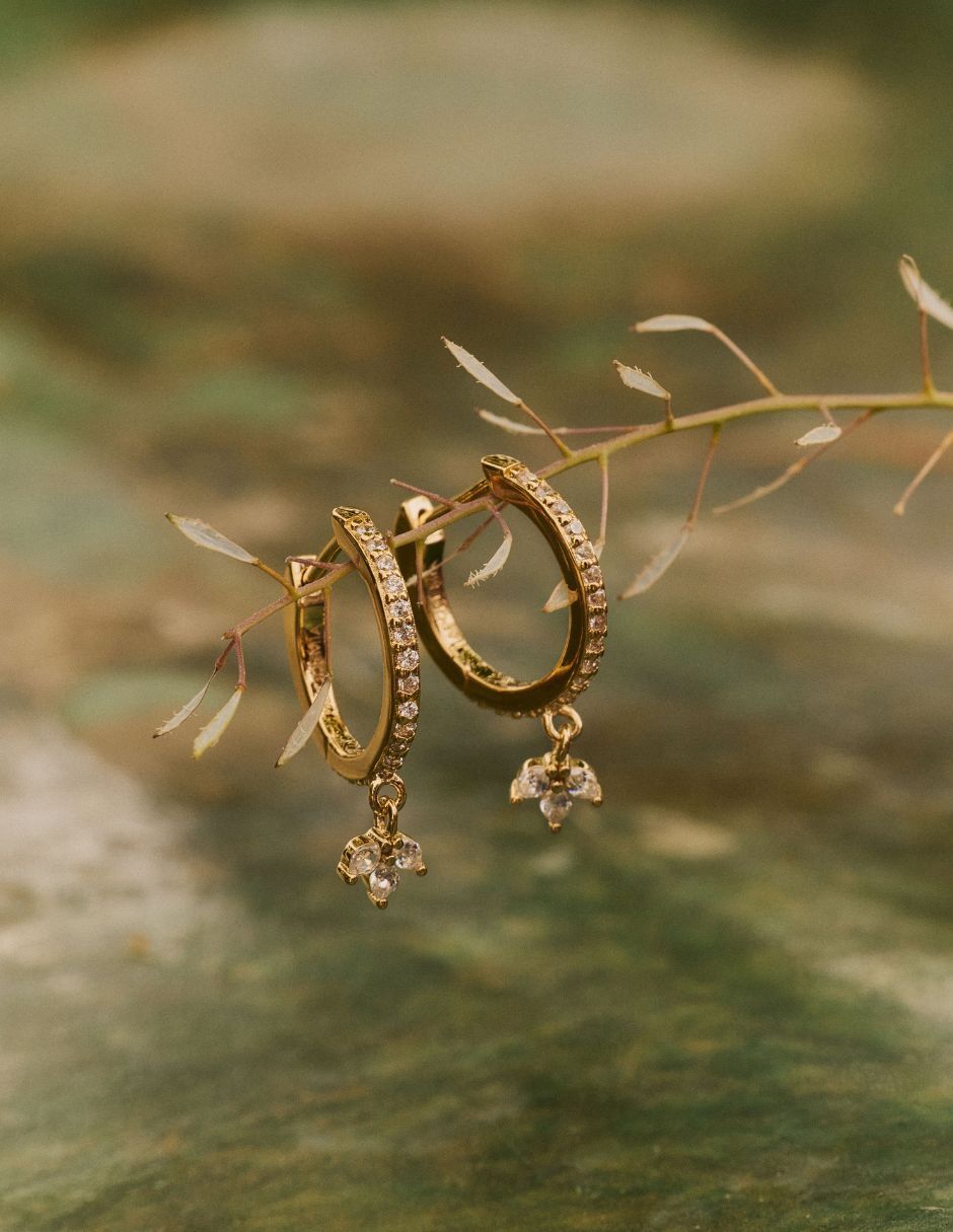 Aretes cortos de flor Fairy Tail Olivia Wild con acabado baño de oro de 18 K circonita 2