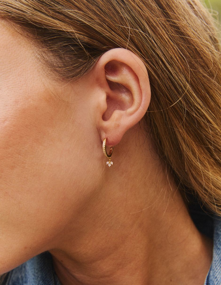 Aretes cortos de flor Fairy Tail Olivia Wild con acabado baño de oro de 18 K circonita 3
