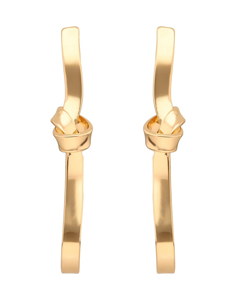 Aretes largos con acabado brillante