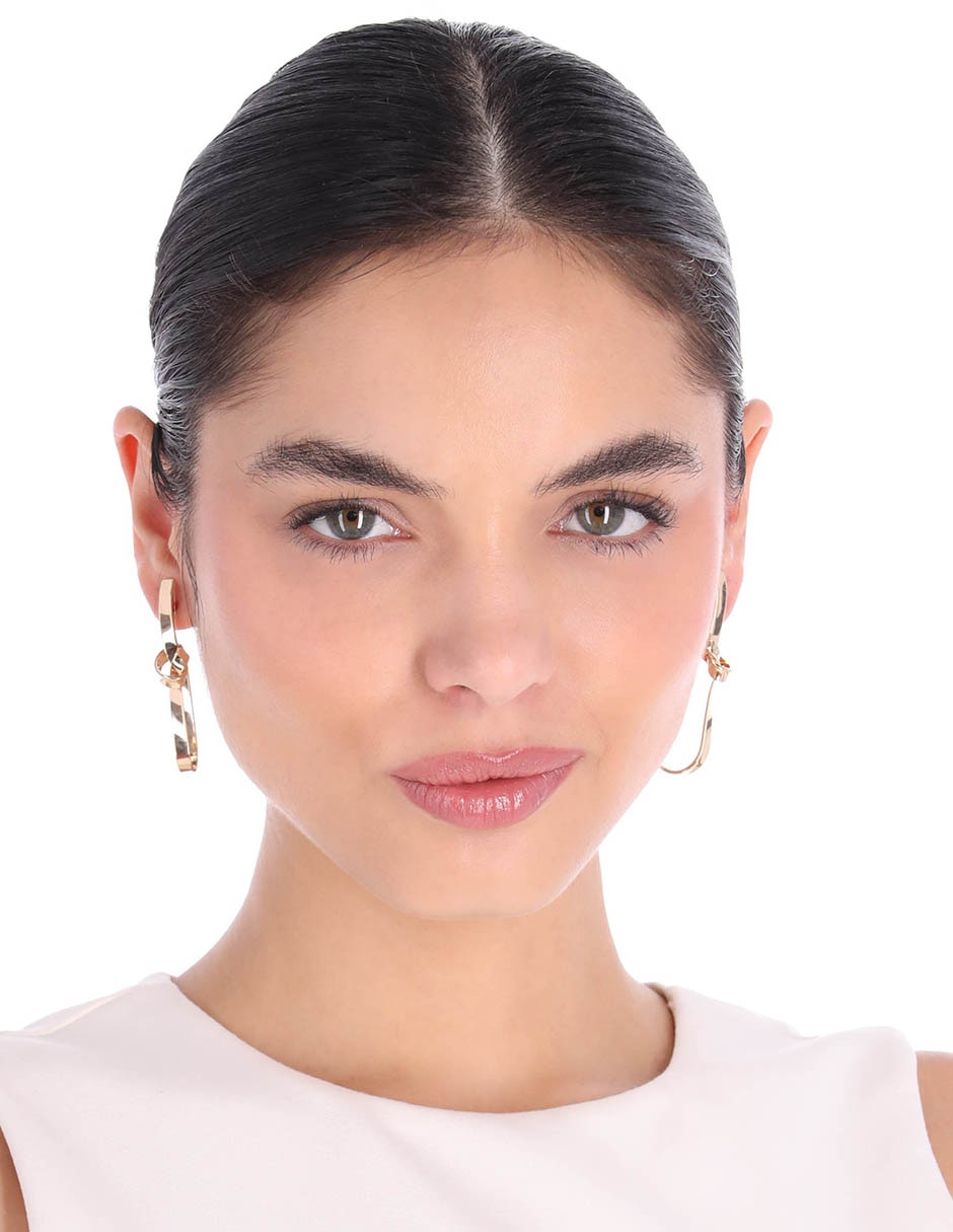 Aretes largos con acabado brillante 3