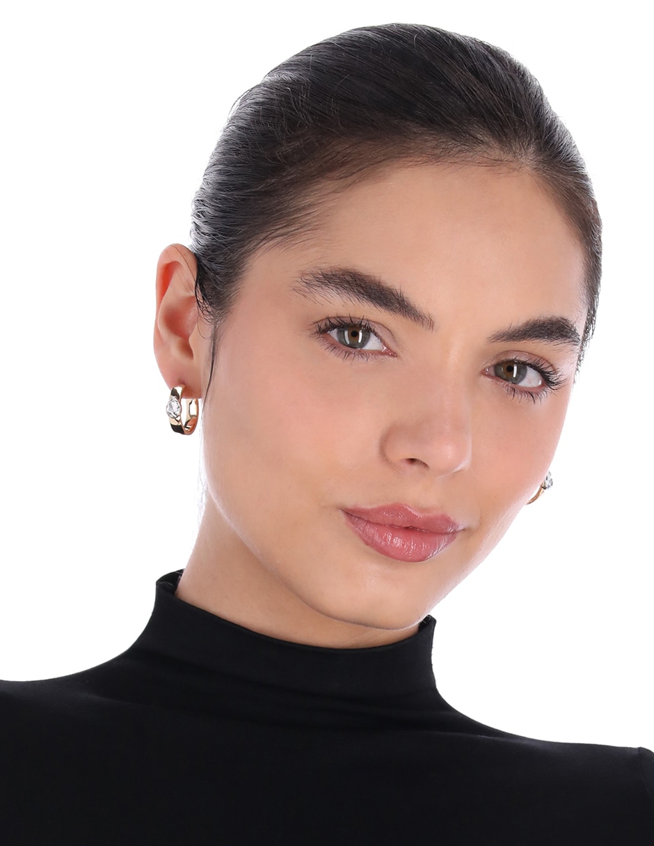 Aretes cortos Josie con acabado pavé 3
