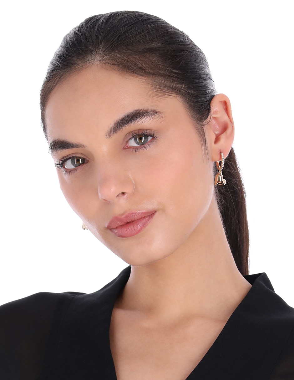 Aretes cortos de corazón Cleo con acabado pulido 3