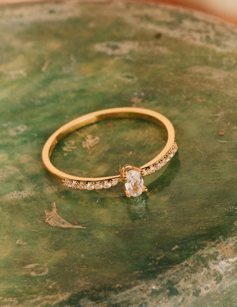 Anillo ovalado Olivia Wild circonita con acabado baño de oro 18 k 2